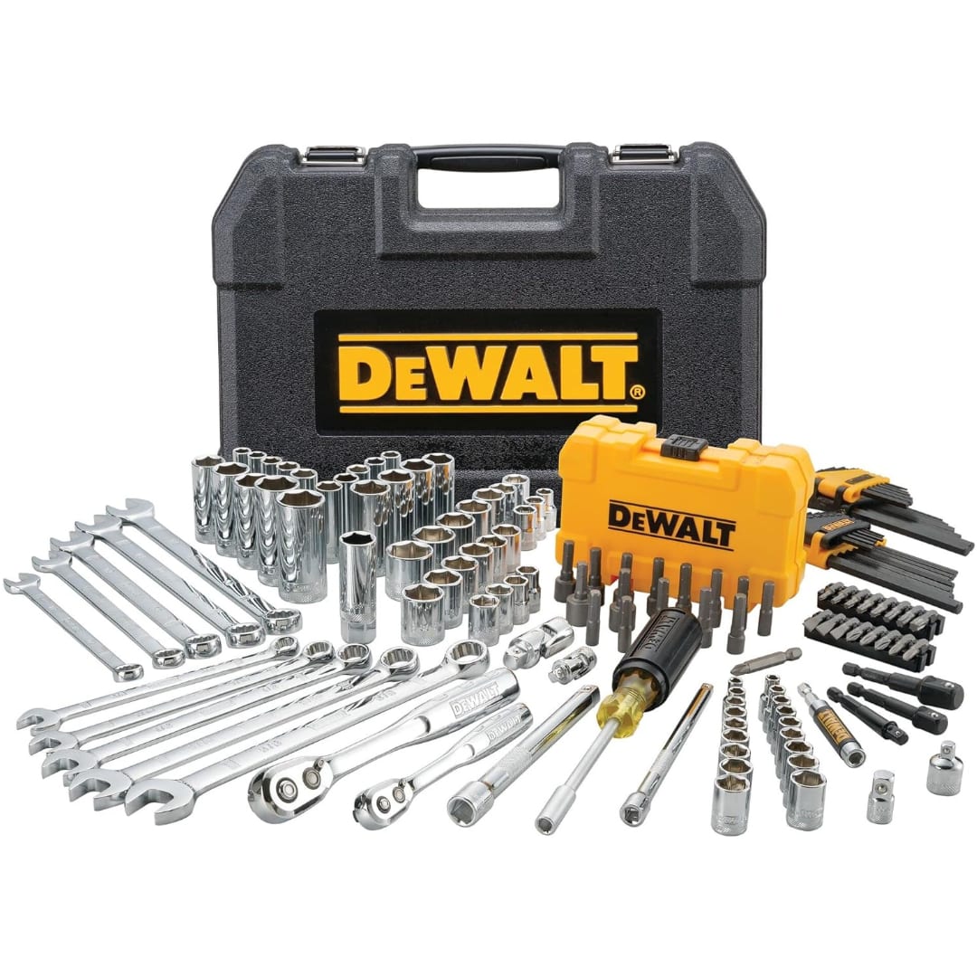 Deto2箱セット Amazon is selling a 'durable' DeWalt tool set for just $99